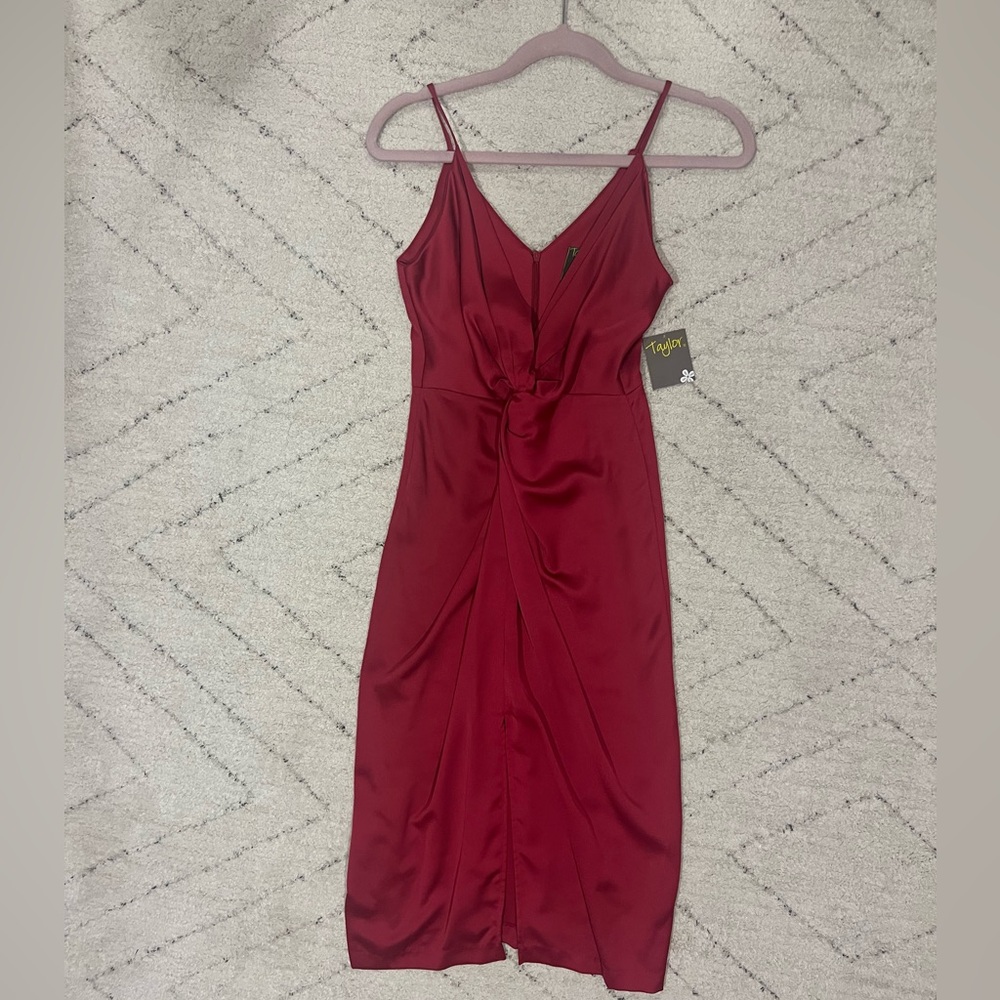 BRAND NEW - Sleeveless Taylors Dress in Burgundy Red size 2